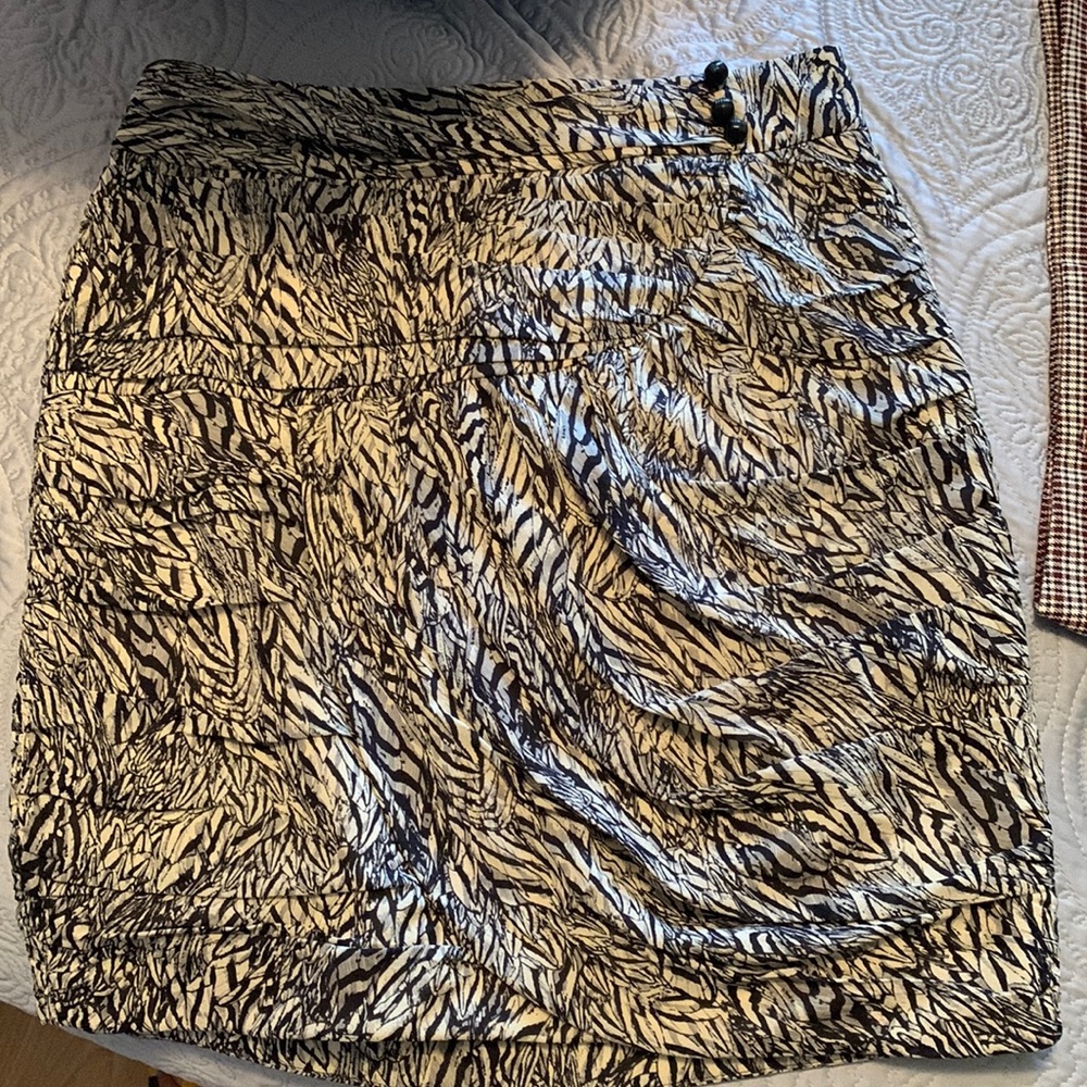 Leifsdottir beige and black print skirt (size 2)